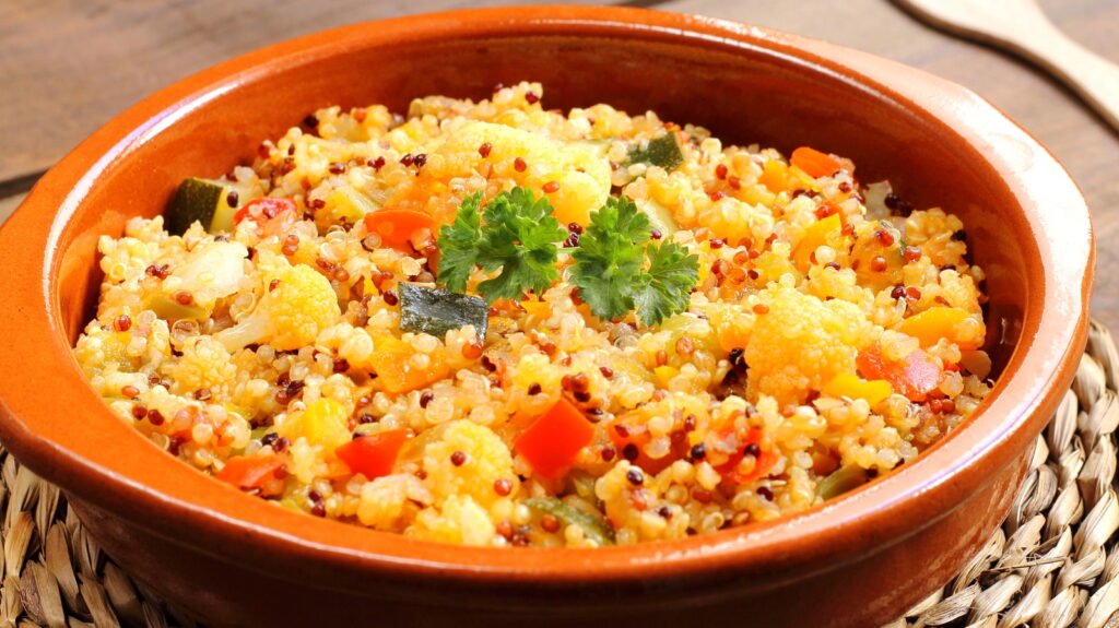 Faites cuire le quinoa avec du bouillon au lieu de l'eau pour donner un coup de fouet à vos céréales