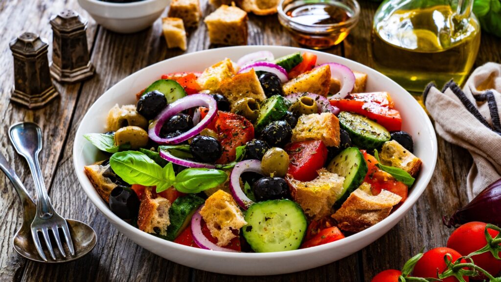 Donnez une touche grecque à la salade Panzanella avec des olives Kalamata et de la feta