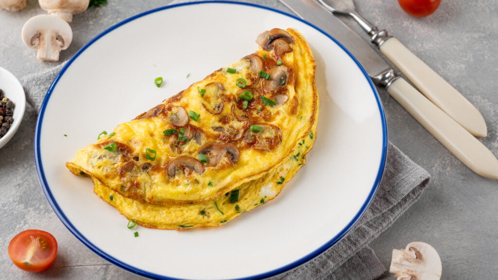 Ajoutez du sirop d'érable pour une omelette sucrée à savourer