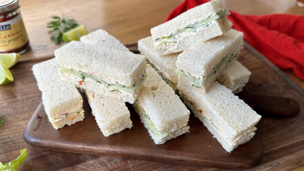 Donnez une touche épicée aux sandwichs au concombre et au thé avec des piments de Calabre