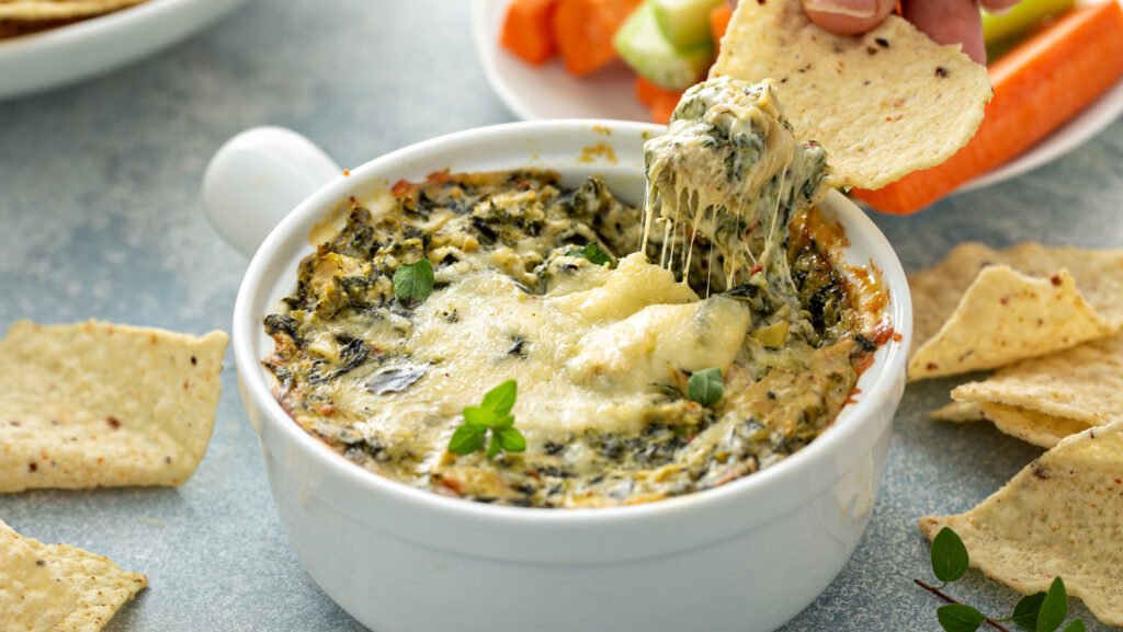 Améliorez la trempette aux épinards et aux artichauts avec du poulet pour en faire un repas copieux