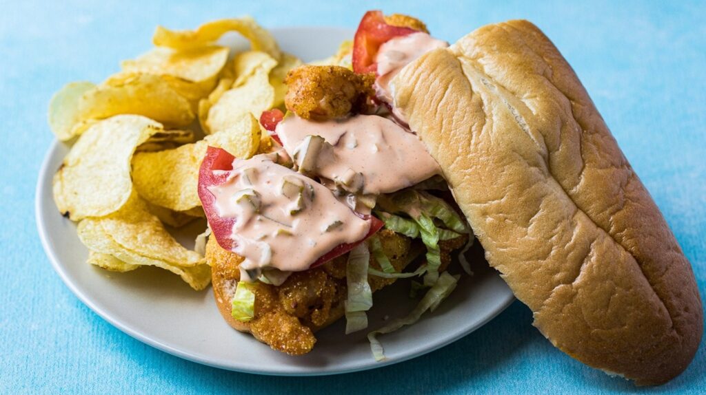 Les po boys aux crevettes frites se refont une saveur avec des cornichons coupés en dés