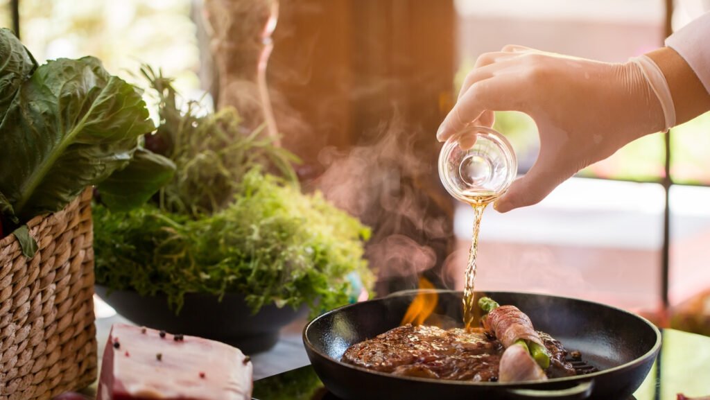 Le bouillon de bœuf est la clé pour un steak réchauffé plus juteux