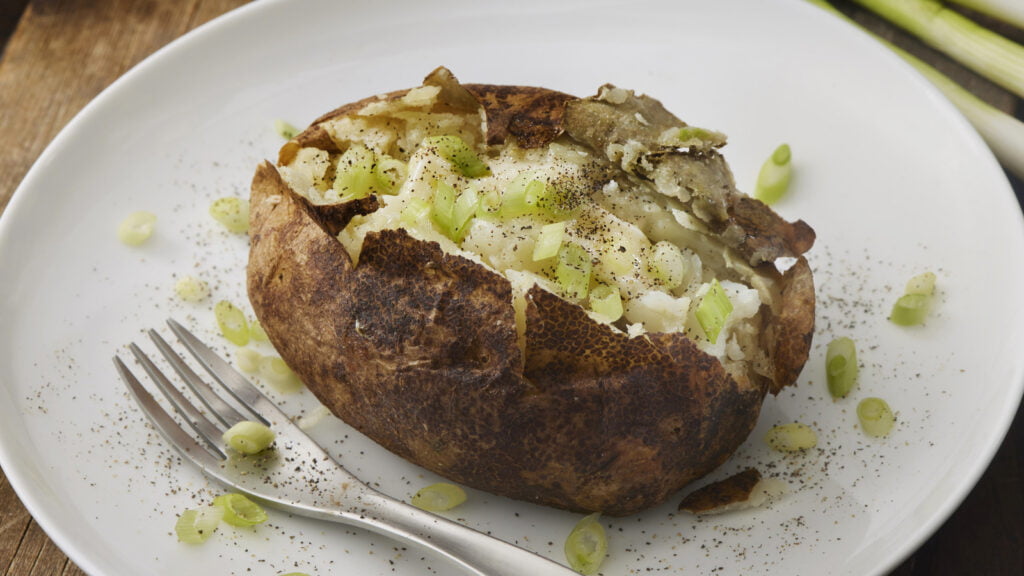 Un peu de beurre et de sel pour des pommes de terre cuites au four avec une peau plus savoureuse