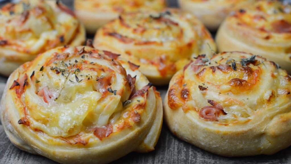 Utilisez de la pâte à pizza achetée en magasin pour créer vos propres rouleaux salés