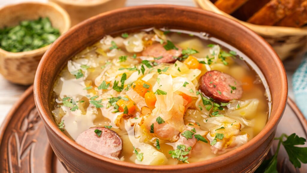 Caramélisez le chou avant de l'ajouter à la soupe pour une saveur plus relevée