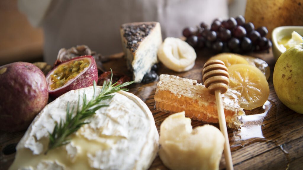 Associez le nid d'abeille à votre fromage préféré pour une bouchée sucrée et salée