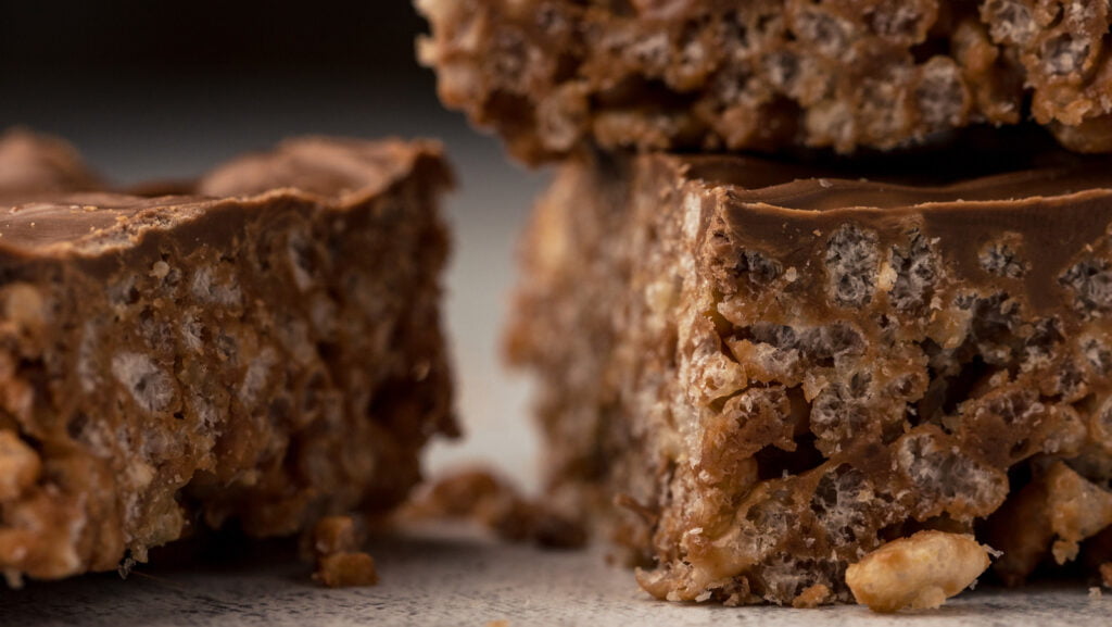 Les friandises au whisky de riz sont la version alcoolisée de notre collation d'enfance préférée