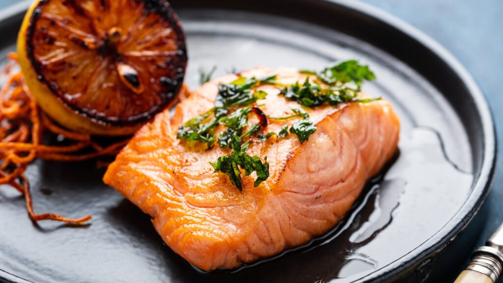 Rehaussez facilement votre dîner de saumon avec un beurre composé savoureux