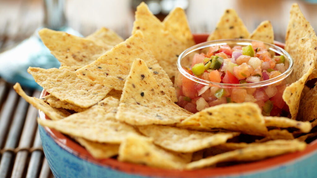 L'astuce du four pour renouveler complètement les chips tortilla achetées en magasin