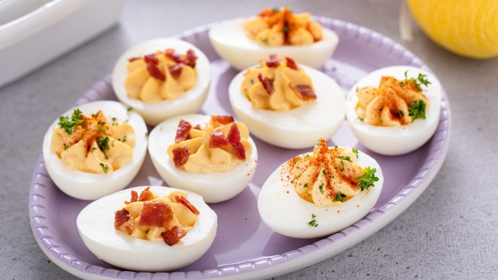 Donnez une touche de saveur aux œufs farcis avec de la viande séchée hachée