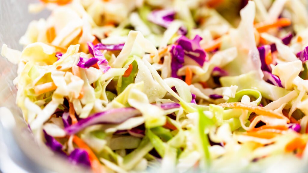 Les graines de céleri sont l'ingrédient clé pour une meilleure saveur dans la salade de chou