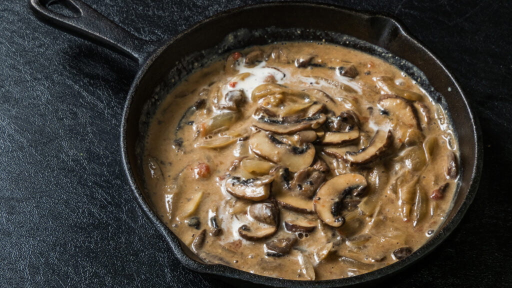 Pourquoi vous devriez toujours laisser mijoter la sauce au bœuf Stroganoff, et non la faire bouillir