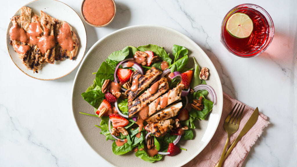 Recette de salade de poulet aux fraises grillées et aux épinards au vinaigre balsamique