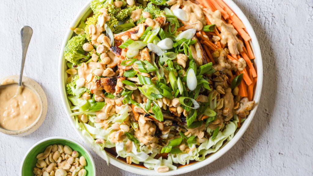 Recette de salade croquante au poulet teriyaki