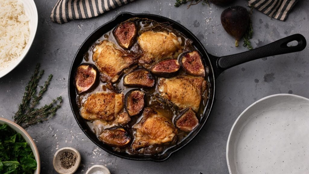 Faites rôtir des figues et du poulet dans la même poêle pour un dîner facile