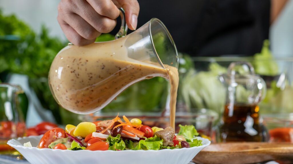 Pourquoi vous devriez toujours goûter votre vinaigrette pendant l'assaisonnement