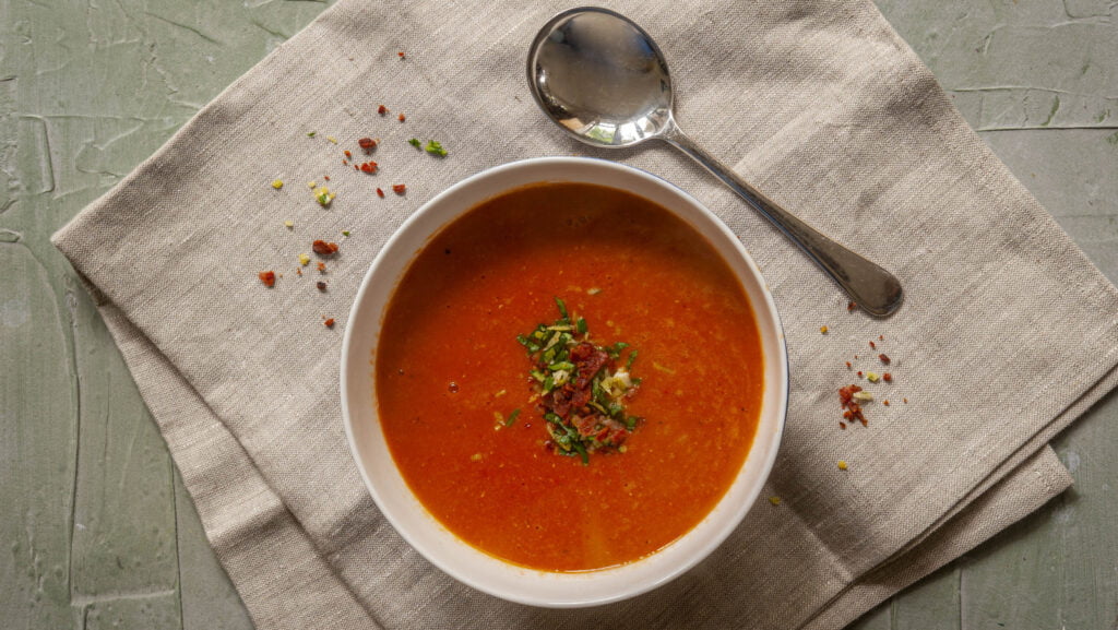 Le seul type de croûte de fromage que vous devriez ajouter à la soupe aux tomates