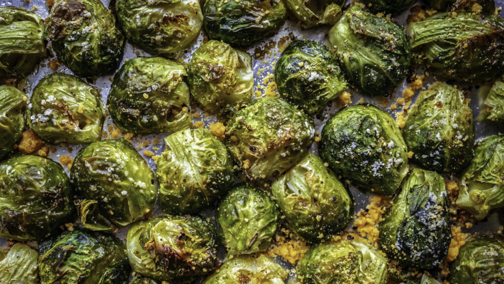 La vinaigrette César est le secret pour des légumes rôtis plus audacieux