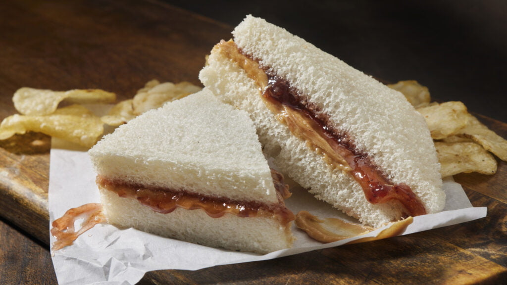 Le type de pain à éviter lors de la préparation de sandwichs au beurre de cacahuète et à la confiture