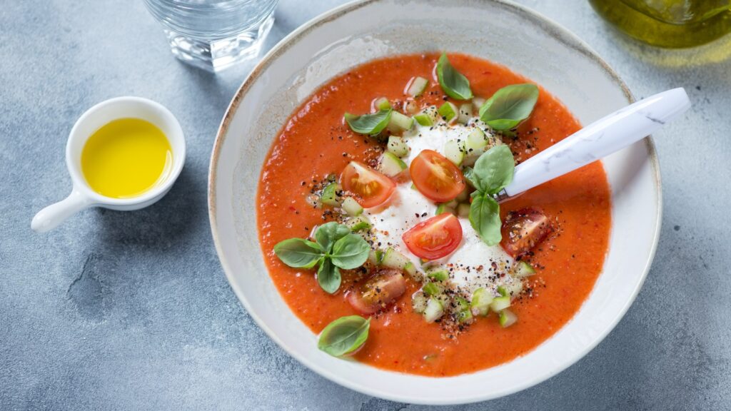 La burrata est la garniture luxueuse que votre soupe aux tomates mérite