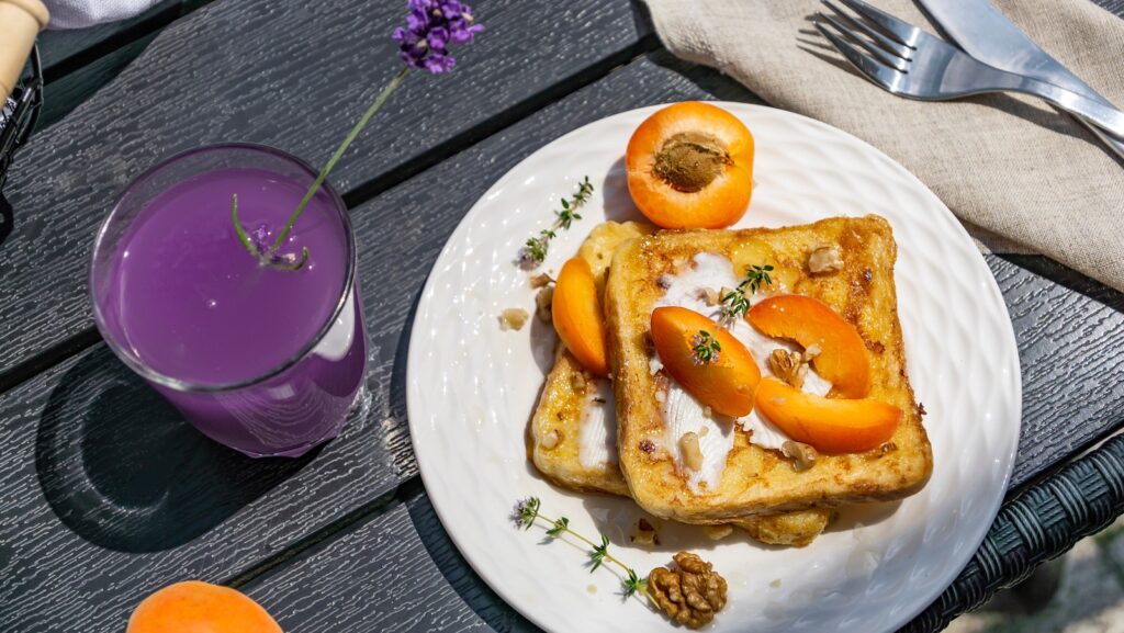 La lavande est l'ingrédient inattendu pour équilibrer un riche pain perdu