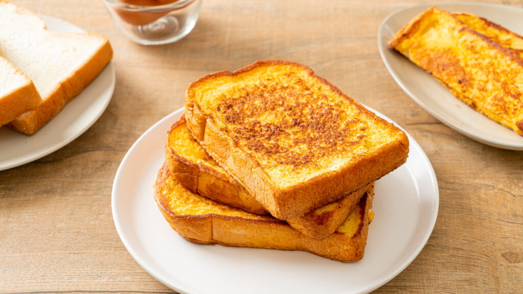 Adoucissez votre pain en conserve avec une version améliorée du pain perdu