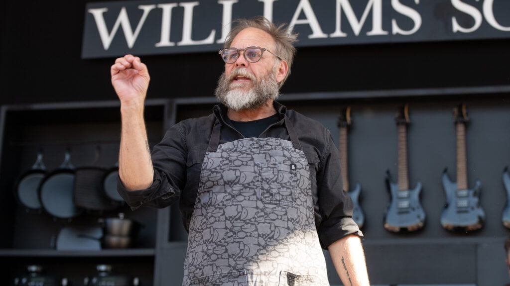 Le vin blanc sec Alton Brown ajoute à la soupe à l'oignon française