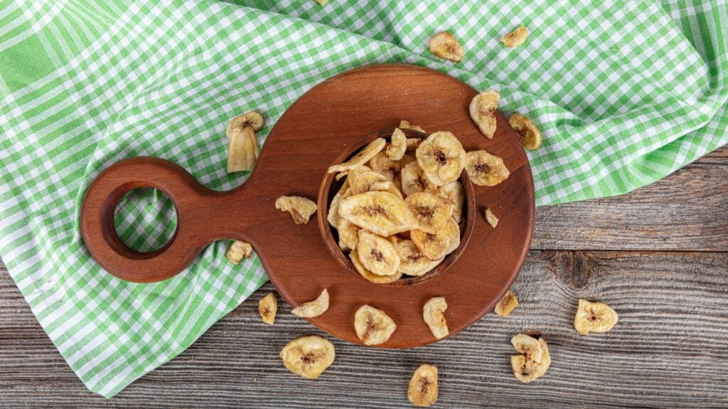 Les chips de banane séchées sont une collation facile et croquante à avoir sous la main