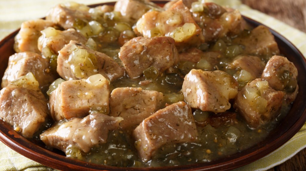 Faites cuire le filet de porc dans une sauce tomatillo pour une touche de cuisine mexicaine