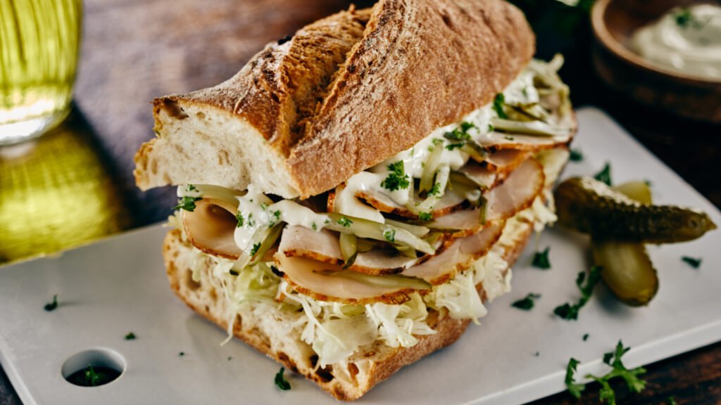 Comment utiliser des cornichons surgelés pour donner un coup de fouet à vos salades et sandwichs