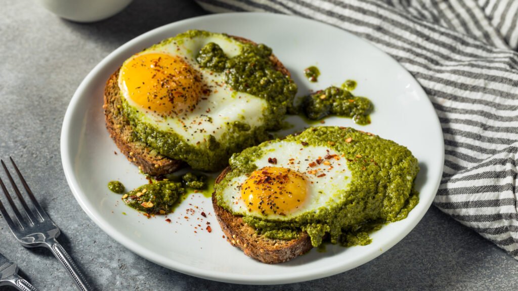 Faites frire vos œufs dans cette sauce aux herbes pour un maximum de saveur à chaque bouchée