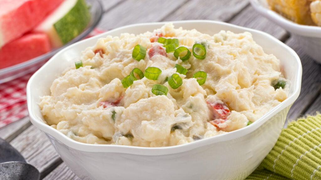 Donnez une touche de couleur et de piquant à votre salade de pommes de terre en utilisant ces piments uniques