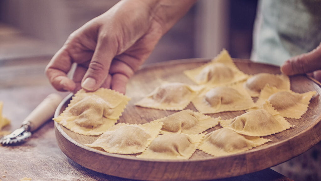 Pour une meilleure texture des raviolis, faites d'abord cuire vos garnitures de viande