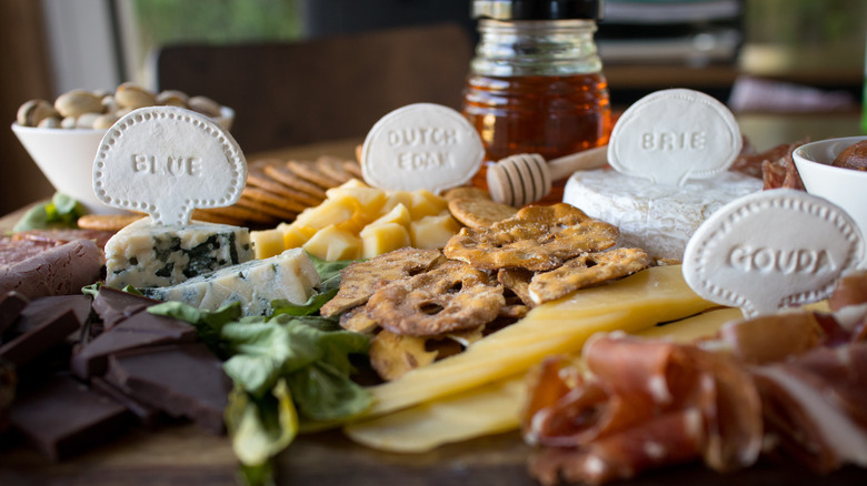 planche de charcuterie avec fromages étiquetés