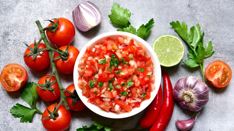 Salsa roja mexicaine et ingrédients