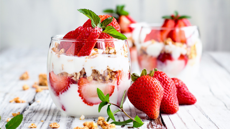 Parfaits aux fraises dans des verres transparents