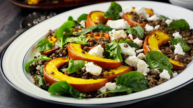 Morceaux de citrouille sur salade