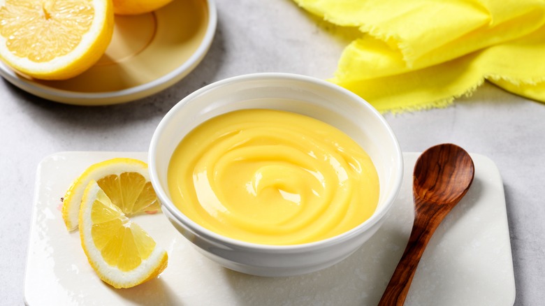 Crème de citron dans un bol