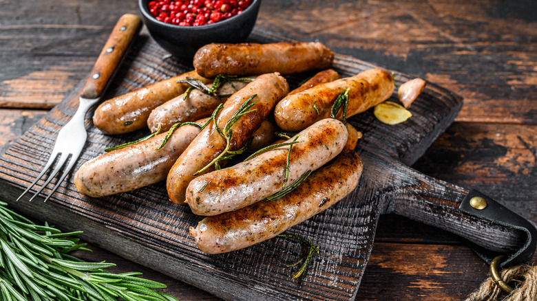 saucisses reposant sur une planche à découper