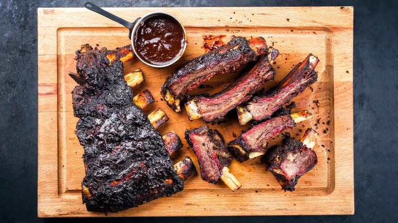 Planche à découper pour reposer les côtes de bœuf