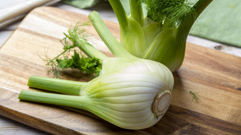 Bulbes de fenouil sur une planche à découper