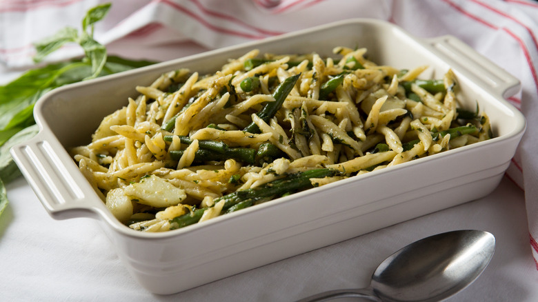 Pâtes aux légumes et au pesto en plat