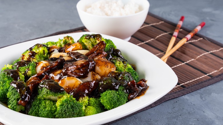 plat de brocoli avec sauce brune 