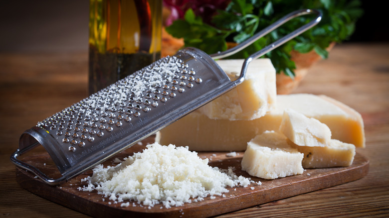 fromage parmesan râpé avec une râpe