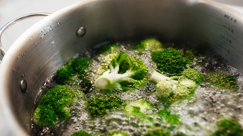 brocoli dans l'eau bouillante