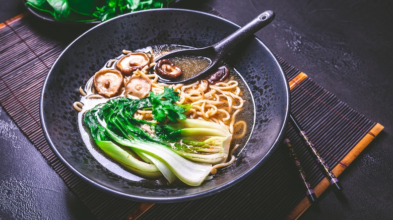 Ramen aux champignons et au bok choy