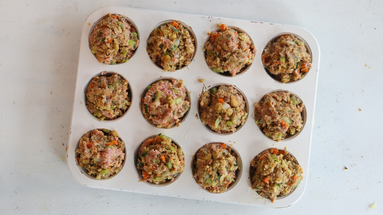 Pain de viande de dinde cru dans un moule à muffins