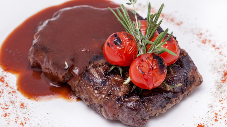 steak avec tomates et sauce