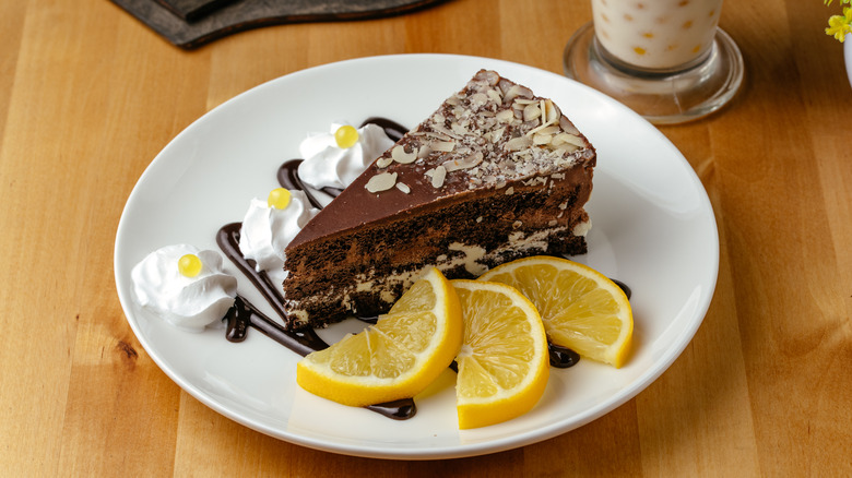 gâteau au chocolat sur assiette